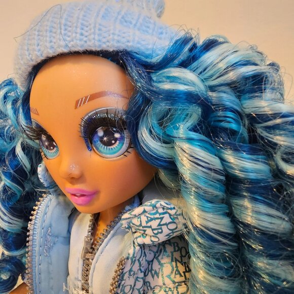 MGA Entertainment Rainbow High Winter Break Skyler Bradshaw Doll w/ Outfit 10.5" - Picture 4 of 12